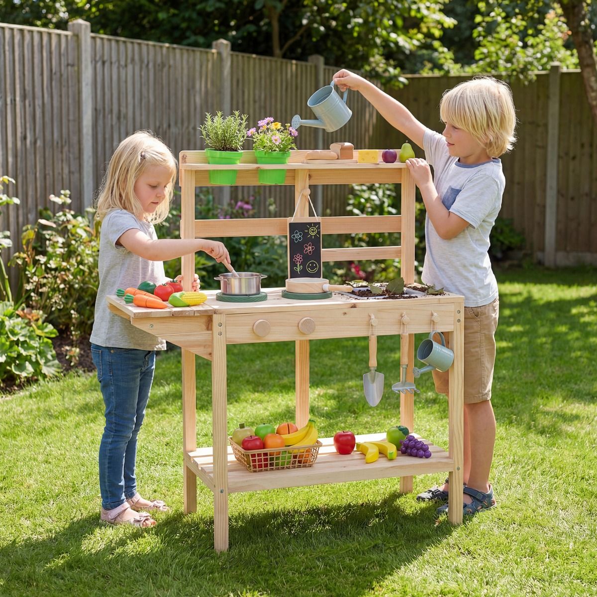 Cuisine jouet en bois Coast pour enfants - avec cuisinière et évier - tableau noir et pots de fleurs - couleur naturelle