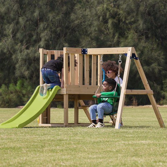 Structure de jeux AXI Timo Mini avec balançoire pour bébés, mur d'escalade et tableau noir – Toboggan rouge – Bois certifié FSC – Petite structure de jeux pour le jardin / l'extérieur