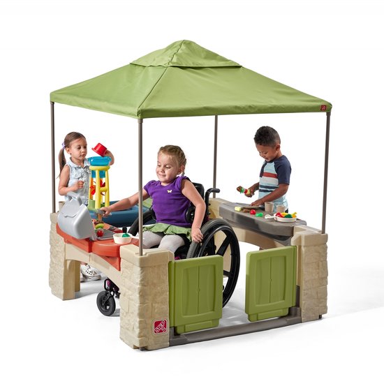 Step2 All Around Playtime Patio avec auvent - Maisonnette de jeu - Patio en plastique - Adapté aux enfants en fauteuil roulant et aux personnes à mobilité réduite - Avec cuisine jouet et accessoires - Jouets pour le sable et l'eau