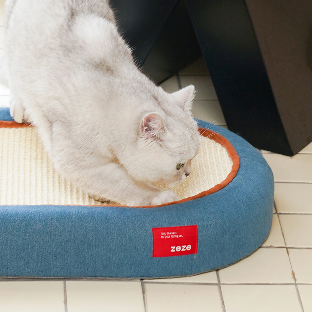 zeze Planche à griffer en denim et jute pour chats - Zone de griffage incurvée avec balles - 58 x 38 x 9 cm