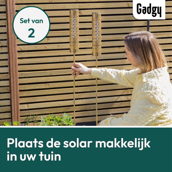 Éclairage de jardin Gadgy Solar – 2 lampadaires avec effet de flamme vacillante – Métal doré – Lampes d'ambiance LED à énergie solaire – Pour l'extérieur – Résistantes aux intempéries – Hauteur : 98 cm – Piquet de sol