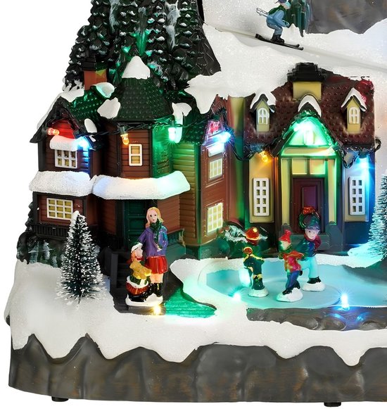 Luville Village de Noël miniature - Place du village - Décoration de Noël avec des habitants qui patinent - Décoration de Noël avec éclairage LED et figurines tournantes - L 34 x l 18 x H 24 cm - Blanc