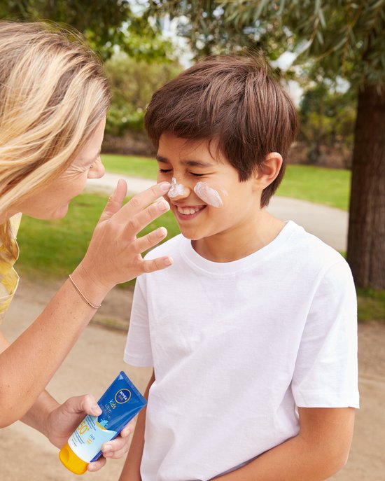NIVEA SUN Kids Ultra Crème solaire SPF 50 Enfants - SPF 50+ - Très résistante à l'eau - Crème solaire pour le visage et le corps - 150 ml
