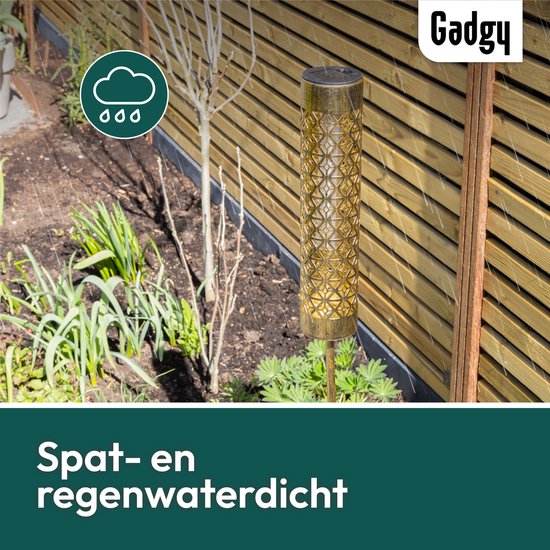 Éclairage de jardin Gadgy Solar – 2 lampadaires avec effet de flamme vacillante – Métal doré – Lampes d'ambiance LED à énergie solaire – Pour l'extérieur – Résistantes aux intempéries – Hauteur : 98 cm – Piquet de sol
