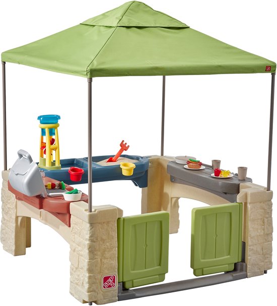 Step2 All Around Playtime Patio avec auvent - Maisonnette de jeu - Patio en plastique - Adapté aux enfants en fauteuil roulant et aux personnes à mobilité réduite - Avec cuisine jouet et accessoires - Jouets pour le sable et l'eau