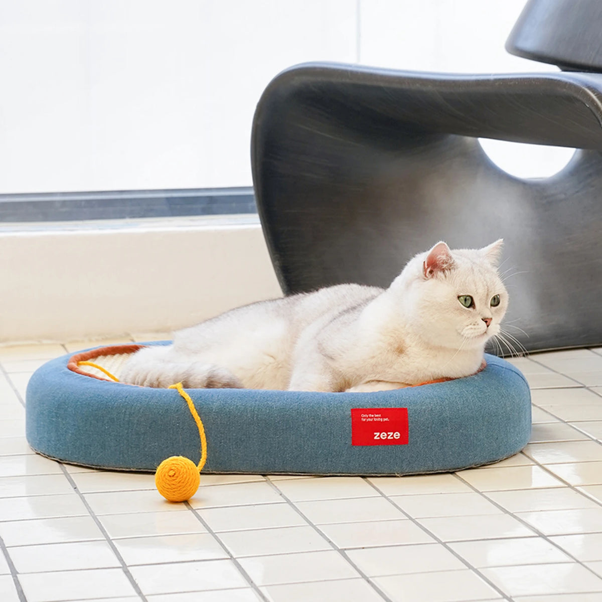 zeze Planche à griffer en denim et jute pour chats - Zone de griffage incurvée avec balles - 58 x 38 x 9 cm