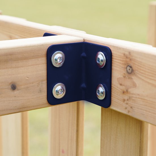 Structure de jeux AXI Timo Mini avec balançoire pour bébés, mur d'escalade et tableau noir – Toboggan rouge – Bois certifié FSC – Petite structure de jeux pour le jardin / l'extérieur