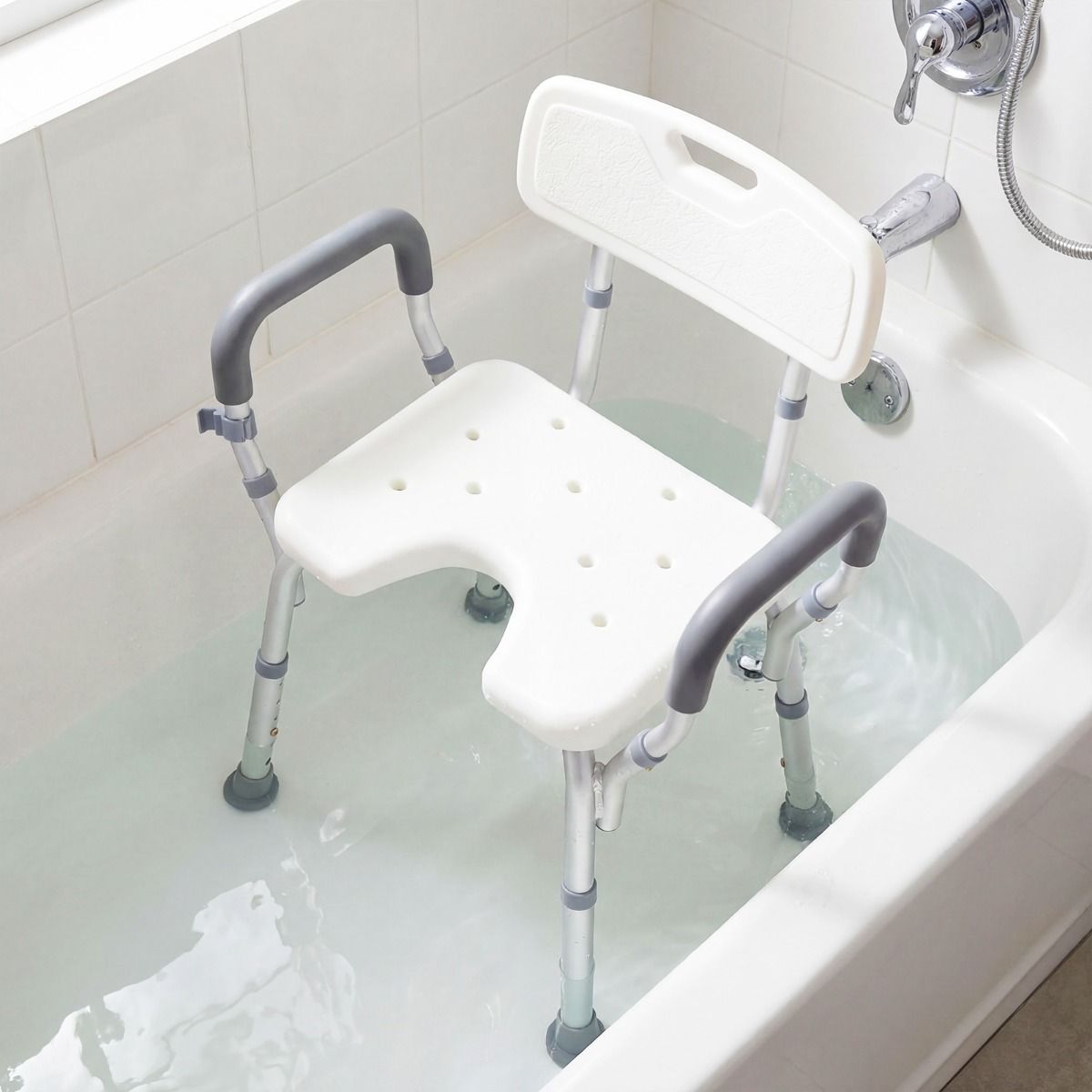 Chaise de douche Coast avec dossier - accoudoirs rembourrés - réglable sur 6 hauteurs - blanc et argent