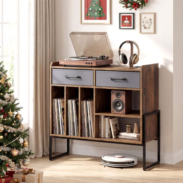 Étagère à disques Coast avec prise électrique, port USB et port Type-C – Table pour platine vinyle avec 3 compartiments à vinyles, 2 tiroirs en tissu et des étagères réglables – 76 × 35,5 × 68,5 cm – Marron
