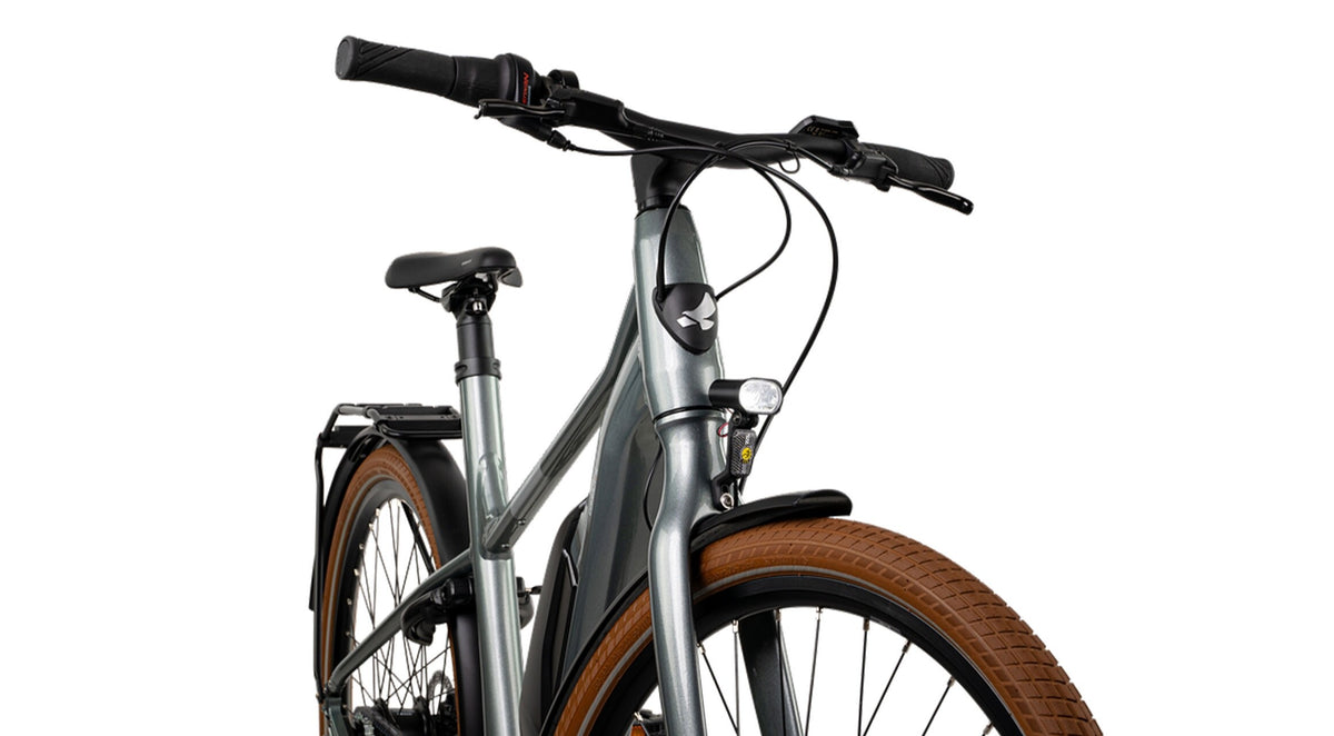Vélo électrique Stella Commuter Superior MDS SI – Noir avec pneus marron, moteur central Shimano Steps 5000 et autonomie allant jusqu'à 160 km